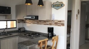 KĂŒhlschrank, Mikrowelle, Herdplatte, Wasserkocher mit Kaffee-/Teezubehör