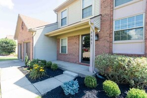 Exterior - Modern 4BR, W/Game Room,  Lots of Amenities, Free Parking (Independence)