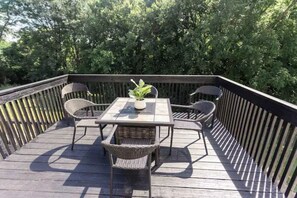 Outdoor dining - Modern 4BR, W/Game Room,  Lots of Amenities, Free Parking (Independence)