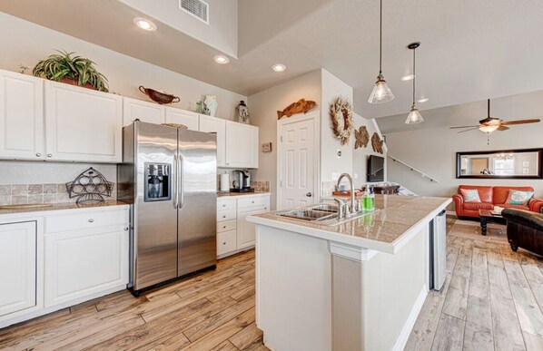 Jääkaappi, mikroaaltouuni, uuni, liesi