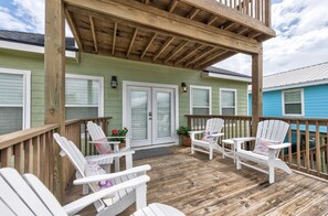 Terrace/patio - Stunning sunsets, PET FRIENDLY, peaceful and cozy on a quiet cul-de-sac! (Port Aransas)