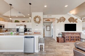 Jääkaappi, mikroaaltouuni, uuni, liesi