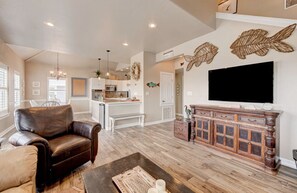 TV - Stunning sunsets, PET FRIENDLY, peaceful and cozy on a quiet cul-de-sac! (Port Aransas)