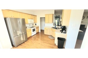 冷蔵庫、電子レンジ、オーブン、コンロ