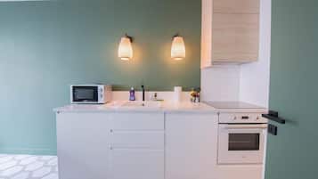 Réfrigérateur, micro-ondes, four, plaque de cuisson