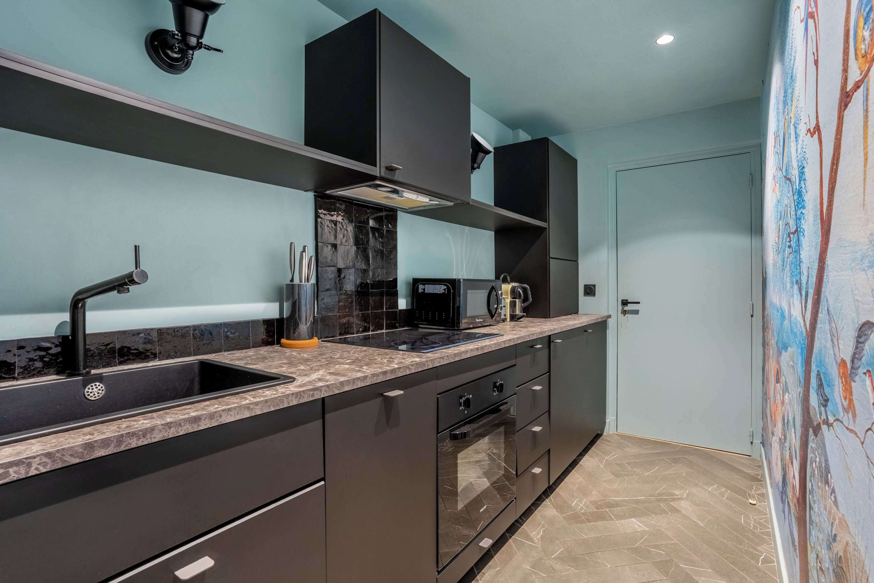 Coffee/tea maker, fridge, microwave, oven