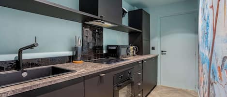 Coffee/tea maker, fridge, microwave, oven