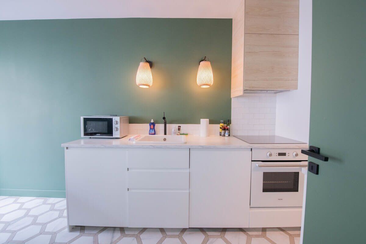 Réfrigérateur, micro-ondes, four, plaque de cuisson