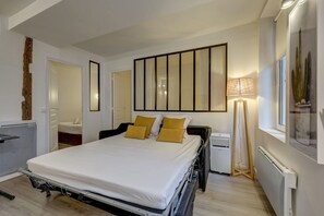 2 bedrooms, desk, iron/ironing board, WiFi