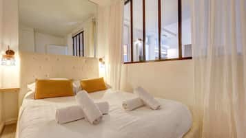 2 bedrooms, desk, iron/ironing board, WiFi