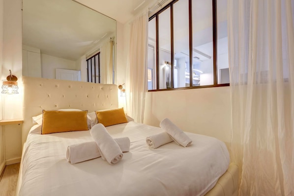 2 bedrooms, desk, iron/ironing board, WiFi