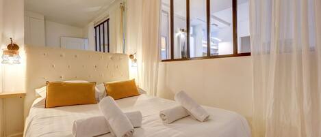 2 bedrooms, desk, iron/ironing board, WiFi