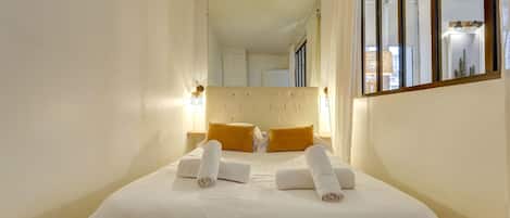 2 bedrooms, desk, iron/ironing board, WiFi