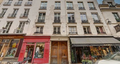 2 bedroom in the heart of Le Marais!