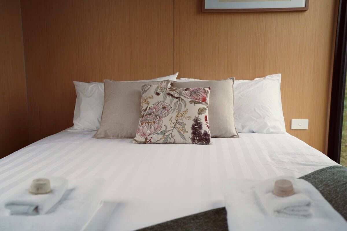 1 bedroom, bed sheets