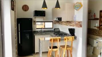 雪櫃、微波爐、焗爐、爐具