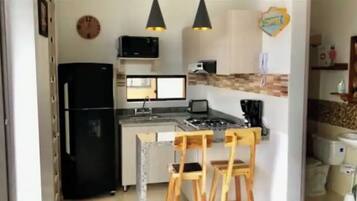 Réfrigérateur, micro-ondes, four, plaque de cuisson