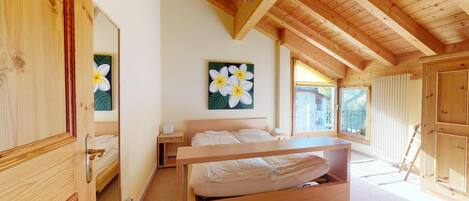 3 bedrooms, desk, WiFi, bed sheets