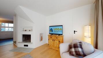 Télévision, cheminée, table de tennis de table