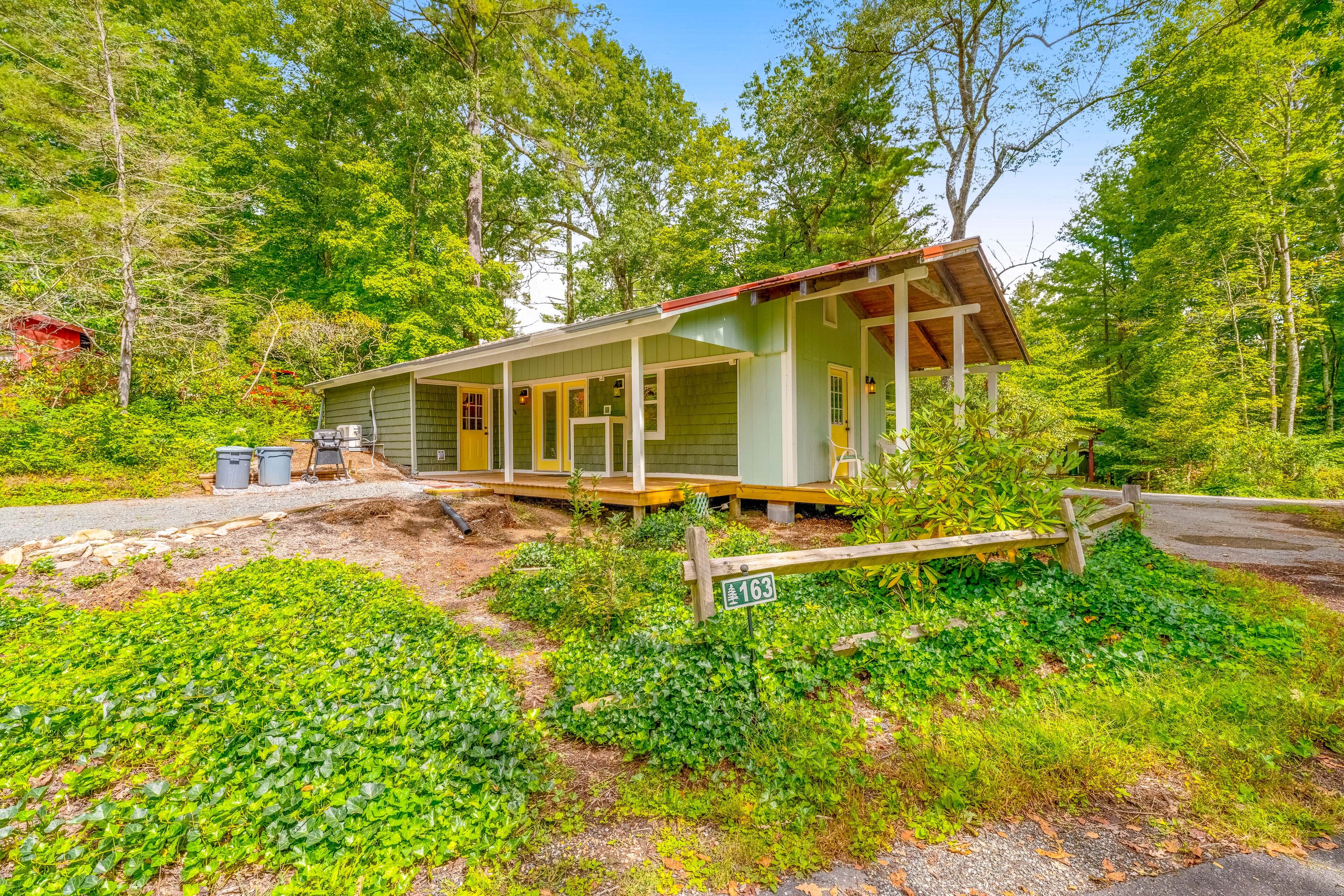 Cheery dog-friendly cabin with pool access, private grill, & fireplace