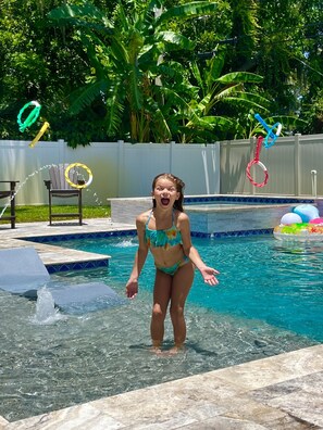 Alberca al aire libre y alberca climatizada