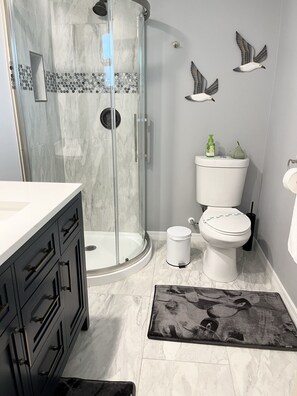 Badewanne, Haartrockner, Handtücher, Toilettenpapier
