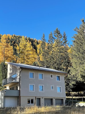 Exterior - Renovated in 2020, 5½-room apartment on the 1st floor, distributed over two floo (Pontresina)