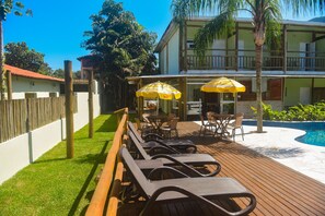 2 outdoor pools, open 10:00 AM to 10:00 PM, pool umbrellas, sun loungers - Pousada BeachCamp Maresias (São Sebastião)