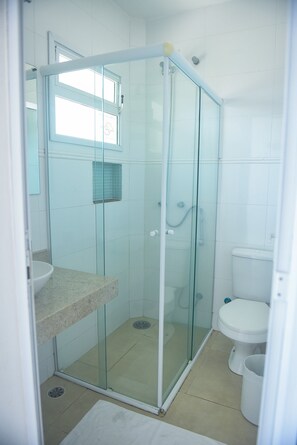 Deluxe-Zweibettzimmer | Badezimmer | Kostenlose Toilettenartikel, Seife, Shampoo, Toilettenpapier