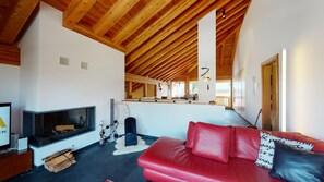 Fernseher, Kamin, Stereoanlage