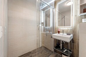 Dusche, Haartrockner, Handtücher