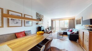 Fernseher, Kamin, Stereoanlage