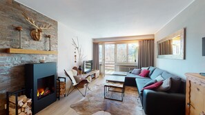 Télévision, cheminée, chaîne hi-fi