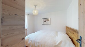 1 bedroom, desk, WiFi, bed sheets - 2-room apartment on the 1st floor. (Celerina/Schlarigna)