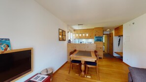 Dining - 2-room apartment on the 1st floor. (Celerina/Schlarigna)