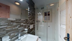 Shower, hair dryer, towels - 2-room apartment on the 1st floor. (Celerina/Schlarigna)