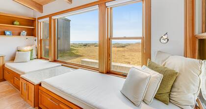 Oceanfront home with private hot tub, beautiful courtyard & shared pools/saunas