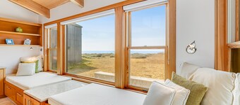 Oceanfront home with private hot tub, beautiful courtyard & shared pools/saunas