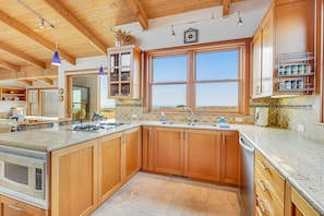 ثلاجة، مي�كروويف، فرن، موقد طهي مسطح