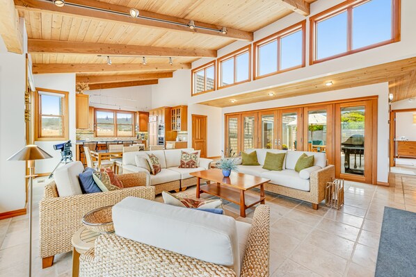 Televisión, chimenea, reproductor de DVD y videoteca 