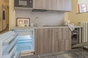 Fridge, microwave, dishwasher, coffee/tea maker - Tiny Duke Apartment (Varenna)