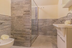 Shower, hair dryer, bidet, towels - Tiny Duke Apartment (Varenna)
