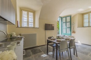 Réfrigérateur, micro-ondes, lave-vaisselle, cafetière/bouilloire