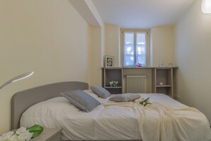 1 bedroom, free WiFi, bed sheets - Tiny Duke Apartment (Varenna)