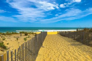 Beach nearby - Beachfront condo with ocean views, pool, tennis, gym, game room, AC, & WiFi (Ocean City)