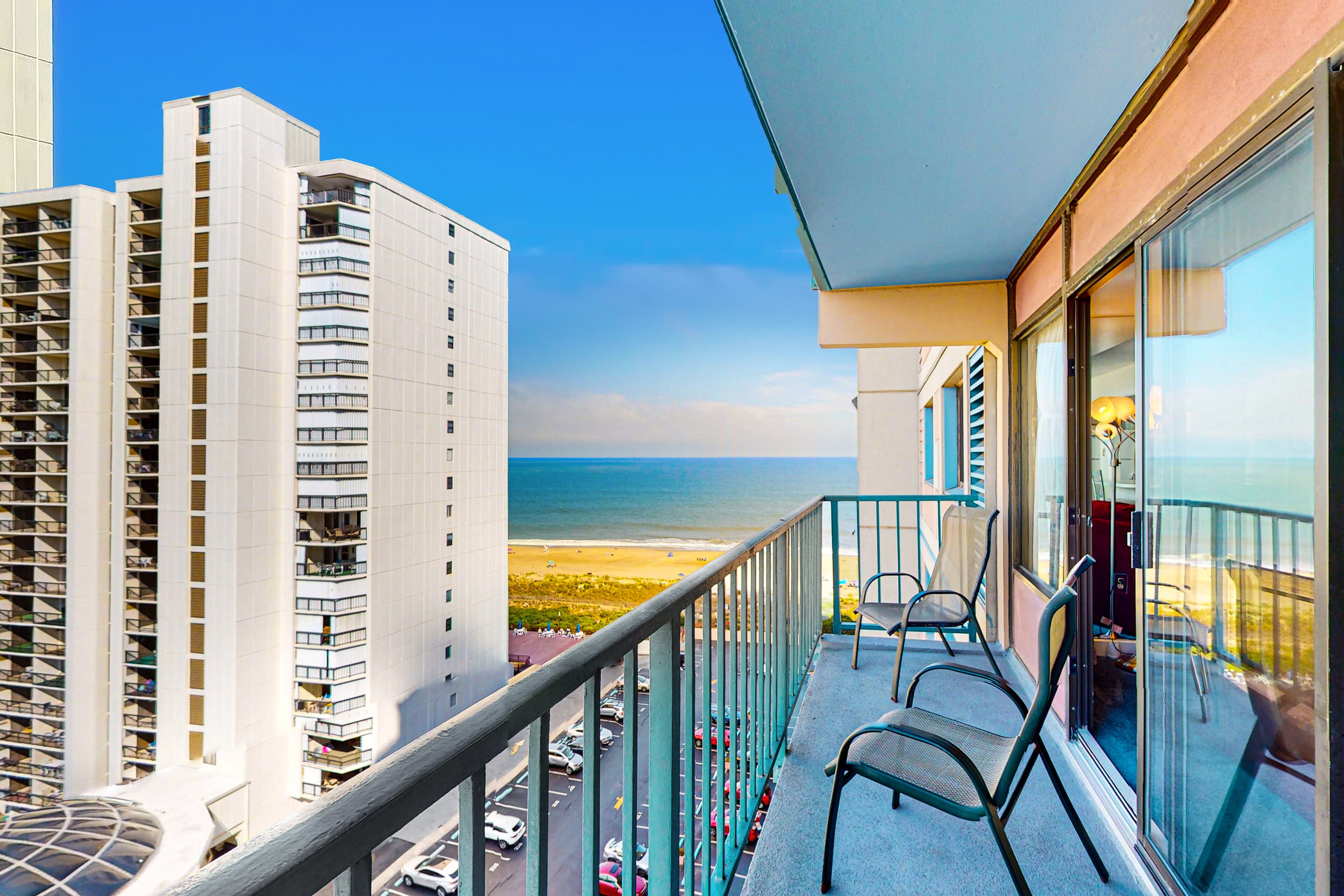 Beachfront condo with ocean views, pool, tennis, gym, game room, AC, & WiFi