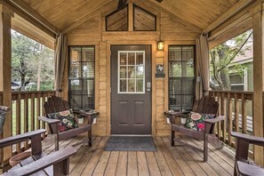 Terrace/patio - Cozy Cabin - by Austin & San Marcos River! (Martindale)