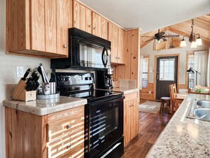 Fridge, microwave, oven, stovetop - Cozy Cabin - by Austin & San Marcos River! (Martindale)