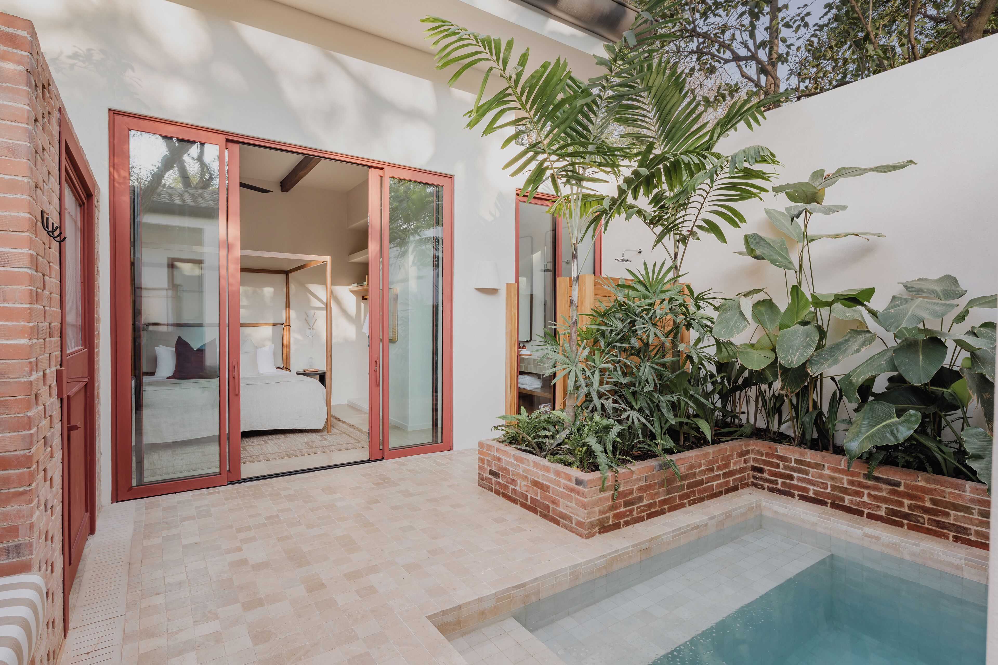 Outdoor pool, pool loungers