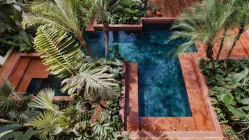 Piscina externa, espreguiçadeiras